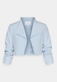 Veste courte bleu clair avec un col large, des manches froncées et une finition en tissu lisse. Étiquette à l'intérieur portant la mention "VILA".