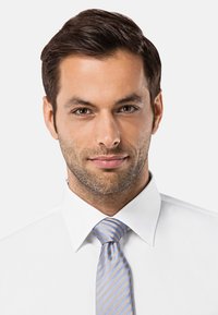Weißes Hemd mit Kragen und einer hellblauen und weißen gestreifte Krawatte. Die Krawatte hat eine glatte Textur und einen klassischen Knoten. Bietet ein ordentliches, gepflegtes Erscheinungsbild.