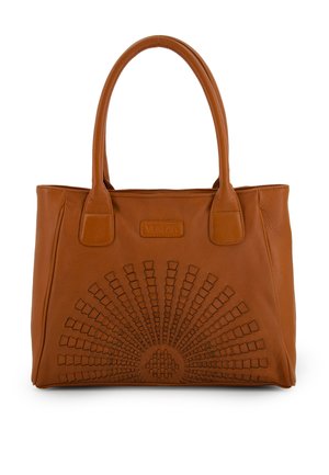 Sac en cuir marron avec un motif en éclat de soleil texturé à l'avant, doté de deux poignées robustes et d'une finition soignée.
