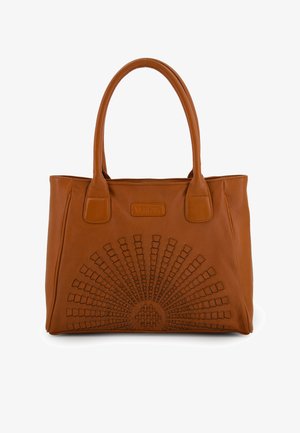Brun læder tote taske med et struktureret solstrålemønster på forsiden, udstyret med to solide håndtag og en ren finish.