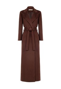 Lungo cappotto da donna marrone scuro con colletto a bavero, maniche lunghe, tasche laterali e una cintura legata in vita, esposto su sfondo bianco.