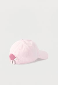 Ανοιχτοροζ μπέιζμπολ καπέλο με ρυθμιζόμενο λουράκι από μεταλλικό πόρπη σε απλό λευκό φόντο, εμφανιζόμενο από πίσω και από το πλάι.