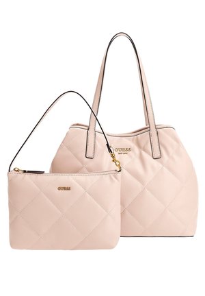 Set van twee lichtroze gewatteerde Guess-tassen, één grote tas met dubbele handvatten en één kleinere polstas met ritssluiting.