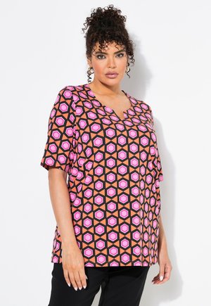 V-hals korte mouwen top met een geometrisch patroon in roze, oranje en zwart. Glad materiaal met een losse pasvorm en verlaagde schouders.