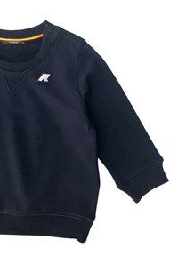 Felpa nera con scollo rotondo, tessuto testurizzato, polsini a coste e bottoni sulle spalle. Presenta un piccolo logo sul petto.