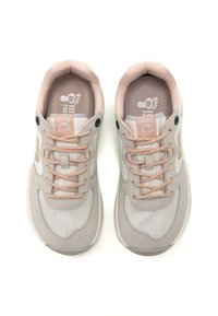 Zapatillas deportivas gris claro con cordones y detalles en rosa. Fabricadas con malla y ante, cuentan con punta redondeada y cuello acolchado para mayor comodidad.
