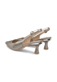 Tacones slingback plateados metálicos con punta afilada, lados abiertos y un diseño de tacón esculpido y elegante. Presentan un detalle circular de acento.