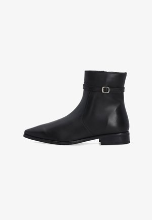 Schwarze Leder-Ankle-Boots mit spitzem Fuß, glatter Oberfläche, dekorativem Riemen und Schnalle, niedriger Blockabsatz und minimalistischer Gestaltung.