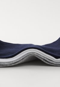 Set aus gefalteten Baumwollstoffen in Marineblau, Grau und Weiß. Weiche Textur, geschichtetes Design mit abgerundeten Kanten und subtilen Stichdetails.