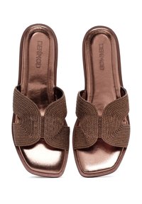 Sandales en bronze avec une sangle en corde brun texturée. Design à bout carré, semelle métallique, et logo embossé sur la semelle intérieure.