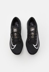 Baskets de course Nike Zoom Fly 5 noires avec une tige texturée, un logo blanc et des lacets. Dotées d'une semelle rembourrée et d'un design élégant et aérodynamique.