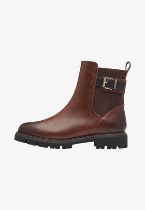 Bottine en cuir marron avec panneau latéral élastique, accent de boucle et semelle en caoutchouc rugueuse avec des phalanges profondes pour une meilleure adhérence.