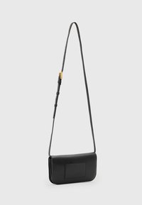 Schwarze Leder-Crossbody-Tasche mit glatter Textur, rechteckiger Form, verstellbarem Riemen und einem Detail mit Front-Patch-Tasche.