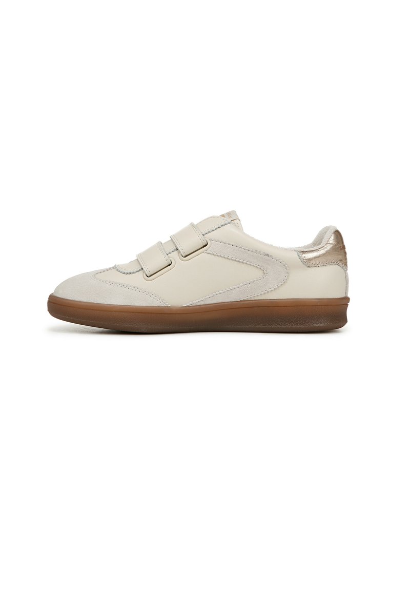 Sneaker beige con doppie chiusure in Velcro, realizzate in materiali in suede e pelle liscia, punta arrotondata e suola in gomma marrone testurizzata. Accento dorato sul tallone.