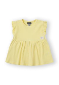 Vestido amarillo de canalé con mangas cortas con volantes y falda acampanada. Presenta un pequeño parche de logo en la parte frontal. Textura suave.