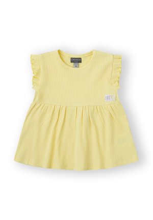 Vestido amarillo de canalé con mangas cortas con volantes y falda acampanada. Presenta un pequeño parche de logo en la parte frontal. Textura suave.