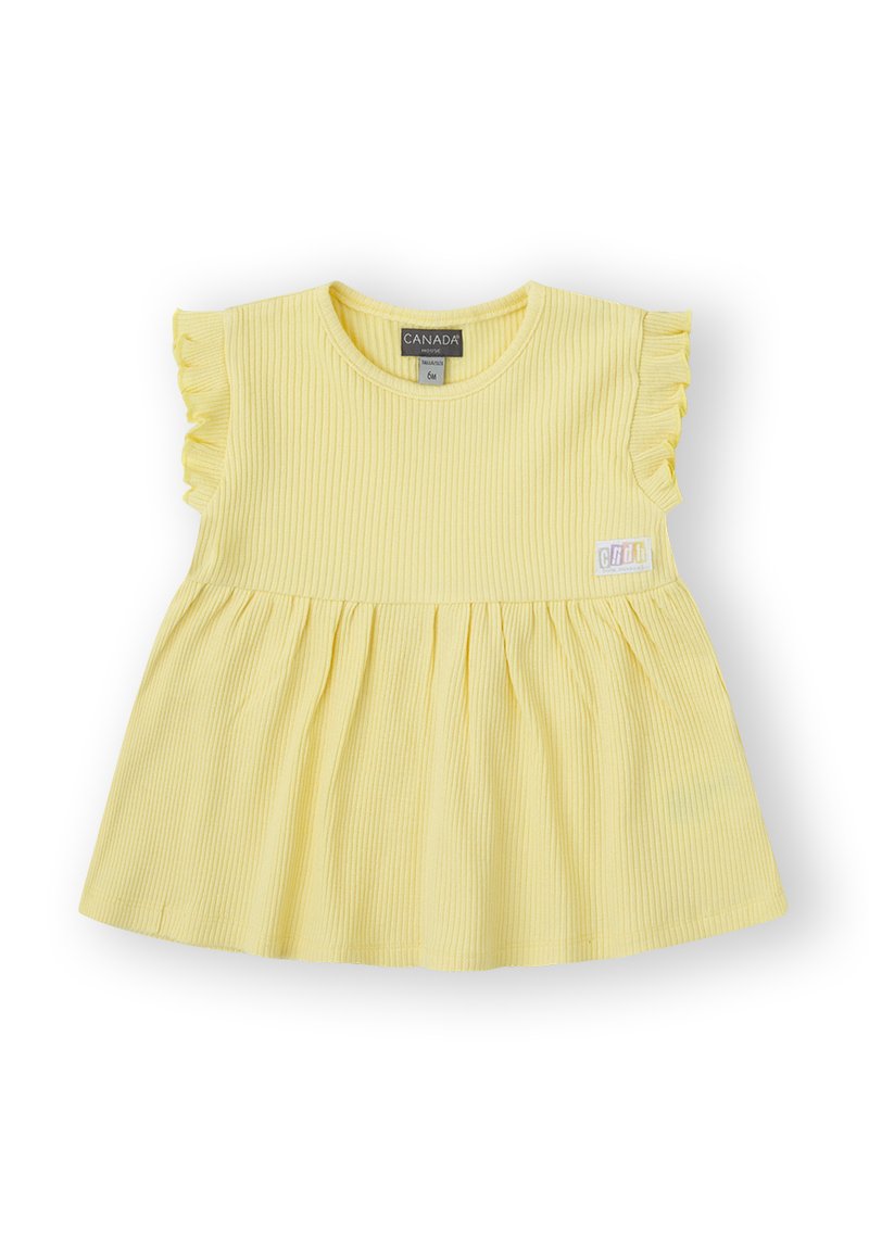 Vestido amarillo de canalé con mangas cortas con volantes y falda acampanada. Presenta un pequeño parche de logo en la parte frontal. Textura suave.
