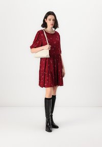 Tommy Jeans FLORAL TIERED DRESS - Dnevna haljina - red