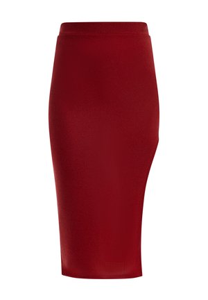 Gonna rossa in tessuto liscio, con vita alta e silhouette aderente che si restringe fino all'orlo a lunghezza ginocchio.