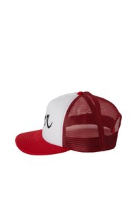 Rote und weiße Baseballmütze mit solidem Vorderteil, Netzrückseite und gebogenem Schirm. Schwarzer Schriftzug ziert das vordere Panel.