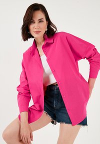 LELA Užsagstoma palaidinė - fuchsia