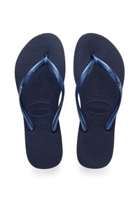 Navyblaue Flip-Flops aus Gummi mit strukturierten Sohlen, Y-förmigen Riemen und geprägtem Logo. Entworfen für Komfort und legere Trageweise.