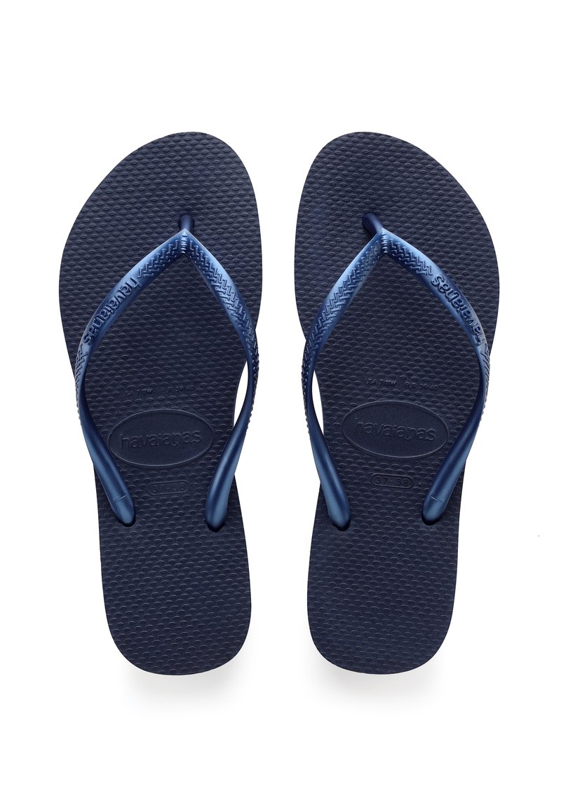 Navyblaue Flip-Flops aus Gummi mit strukturierten Sohlen, Y-förmigen Riemen und geprägtem Logo. Entworfen für Komfort und legere Trageweise.