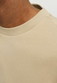 Jack & Jones PREMIUM JPRBLAHARVEY TEE UNISEX - Camiseta básica - travertine