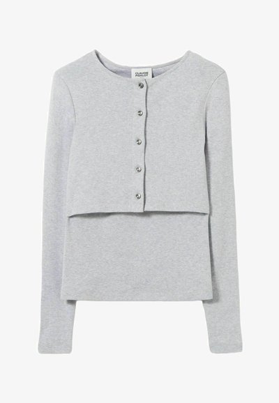 Maglietta grigia a maniche lunghe con apertura frontale a bottoni. Realizzata in tessuto morbido, presenta un design a strati corto e scollatura rotonda, senza motivi o dettagli.