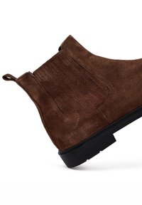 Stivaletto Chelsea in suede marrone con pannello testurizzato, fascia elastica laterale e suola in gomma nera robusta.