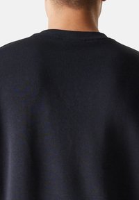 Felpa blu scuro con scollo rotondo, tessuto liscio, collo a costine e senza motivi visibili. Focus sulla vista posteriore e sui dettagli del tessuto.