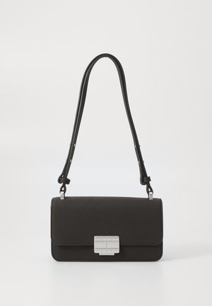 Czarna skórzana torebka o strukturalnym prostokątnym kształcie. Zauważalne srebrne elementy ze znakiem logo oraz smukły, regulowany pasek. Teksturowana powierzchnia.