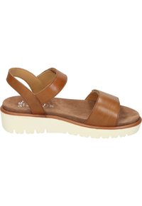 Bruna lädersandaler med två breda remmar, en ankelrem och en vadderad sula. Kraftig vit yttersula med mönstrad slitbana.