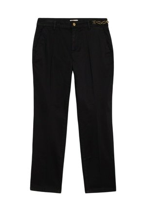 Pantalones negros de corte recto, con cierre frontal de cremallera y botón, bolsillos laterales y un detalle de cadena dorada en la cinturilla.