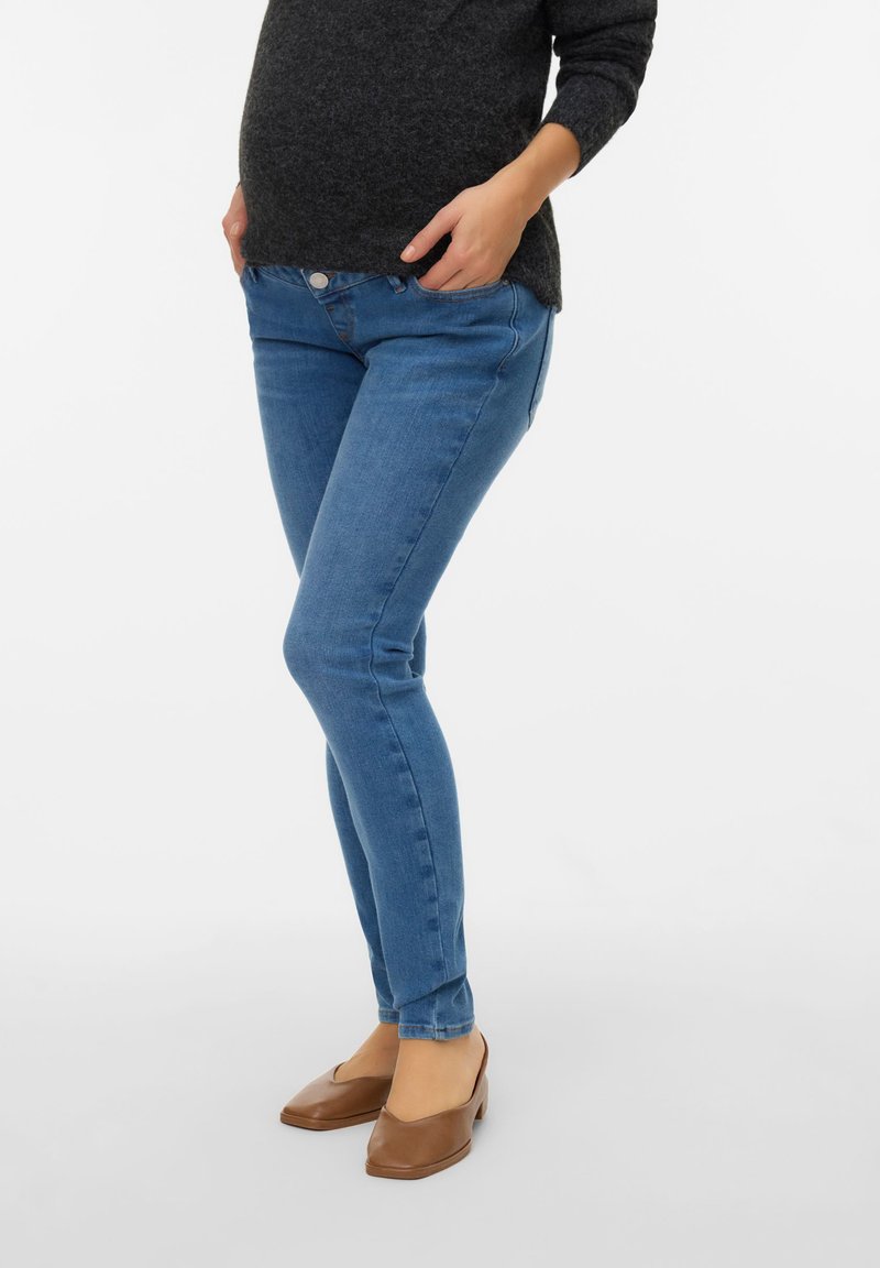 Γαλάζια στενή τζιν παντελόνι εγκυμοσύνης με κλασικό σχέδιο πέντε τσεπών, διαθέτει κλείσιμο με κουμπί μπροστά και μαλακό, ελαστικό υφασμάτινο ντένιμ.