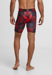 Boxers noirs et rouges à motifs avec un design en damier et un logo bien en évidence. Fabriqués en tissu extensible avec une coupe ajustée.