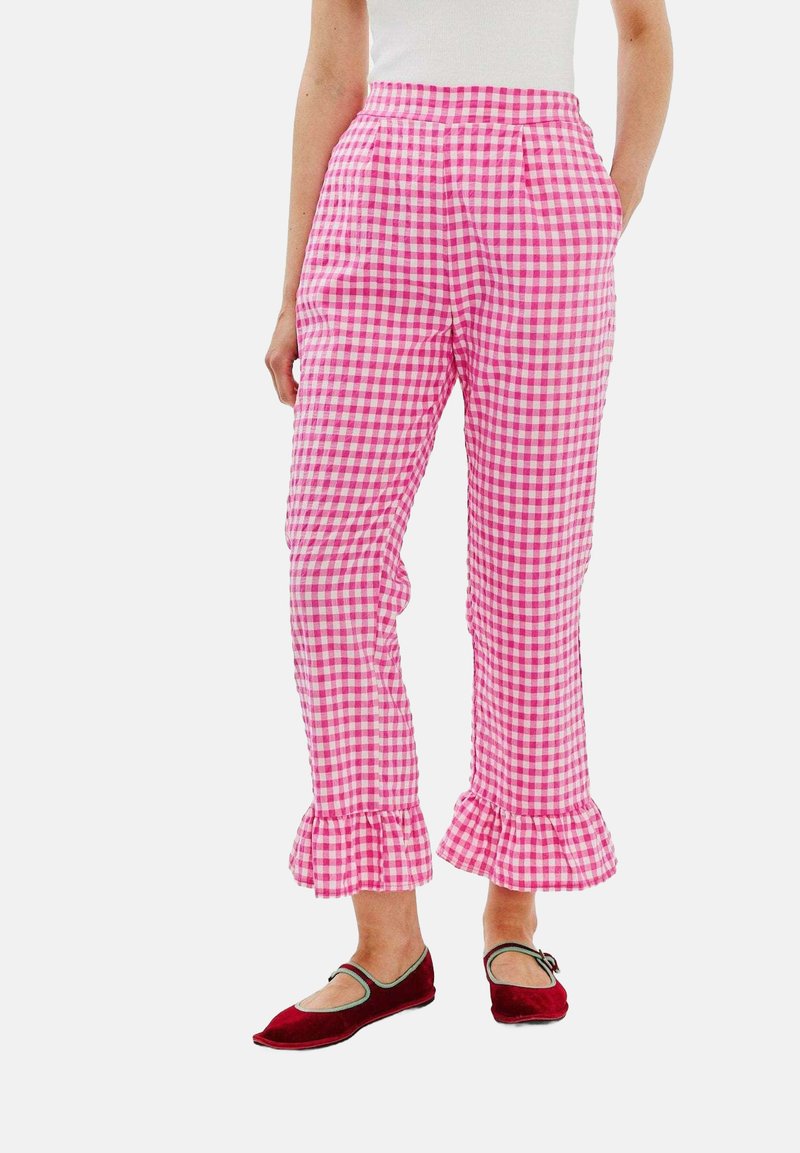 Růžové kalhoty s kostkovaným vzorem a volánkovým detailem na lemu, s volným střihem a bočními kapsami. Nosit s červenými balerínami.