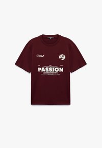 Bordeaux katoenen t-shirt met korte mouwen, ronde hals en witte tekstgraphics, waaronder "LEEF HET LEVEN MET PASSIE" en logo's.