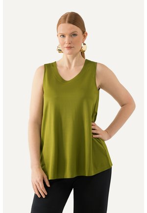 Olijfgroene mouwloze top met een diepe V-hals, gemaakt van een zachte stof, met een losse pasvorm en zijsplitten voor extra comfort.