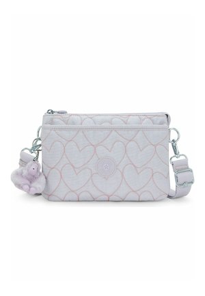 Bolso bandolera acolchado de color púrpura claro con costuras en forma de corazón, bolsillo frontal con cremallera, correa ajustable y llavero con charm de mono de peluche.