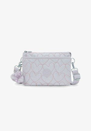 Lichtpaarse, doorgestikte crossbodytas met hartvormige stiknaden, voorvak met rits, verstelbare riem en pluche aapje als sleutelhanger.