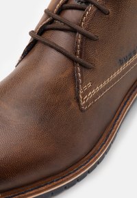 bugatti Stringate sportive - cognac