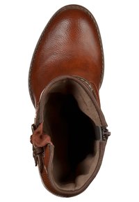 Brązowy skórzany botek za kostkę z teksturowanym na czubku, miękką wyściółką, boczną klamrą i suwakiem na białym tle.