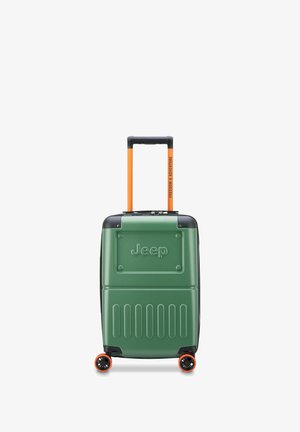 Maleta dura verde con detalles en negro, que presenta un mango telescópico naranja y ruedas. Logo de Jeep grabado en la parte frontal.