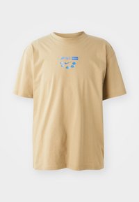 SPORTSWEAR - Triko s potiskem - parachute beige