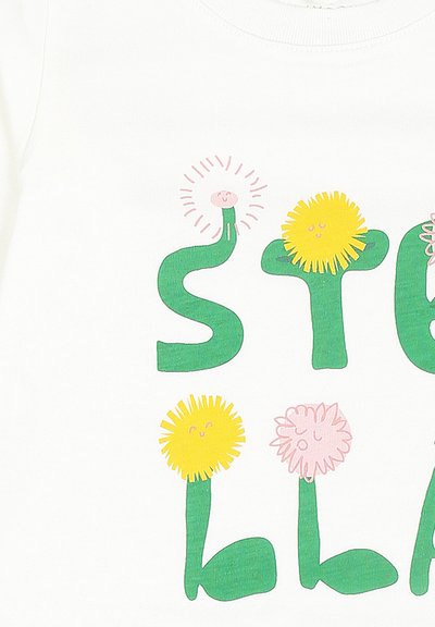 T-shirt bianco in cotone con lettere verdi che formano "STL", decorate con fiori gialli e rosa, che mostrano facce sorridenti e gambi fogliosi.