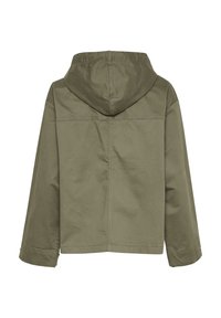 Jachetă cu capușon de culoare verde măsliniu, cu o croială lejeră, caracterizată printr-un design simplu, mâneci lungi și cusături contrastante de-a lungul cusăturilor.