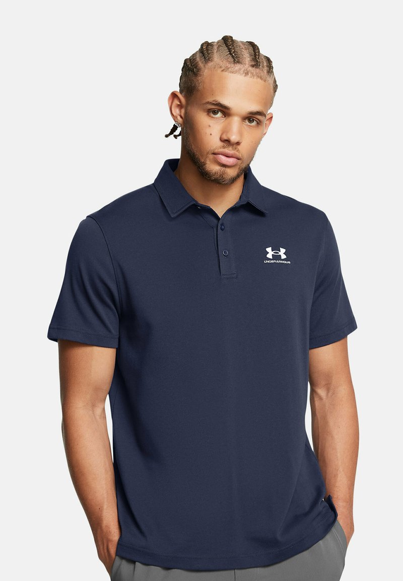 Marineblaues Polohemd aus glattem Stoff; verfügt über einen klassischen Kragen, kurze Ärmel und ein weißes Logo auf der linken Brust.