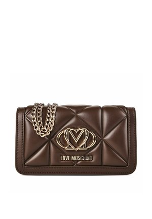Braune gesteppte Lederhandtasche von Love Moschino mit goldener Kette und goldenem Logemblem auf der vorderen Klappe.