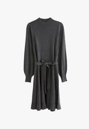 Grå langermet kjole med høy hals, tettsittende liv og vidde skjørt. Har ett belte laget av matchende stoff i midjen. Glatt teksturert stoff.